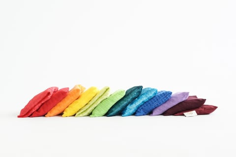 🌈 Sensorische Pittenzakjes – Set van 12 Regenboog Pittenzakken – Combineer met Grimm’s Regenboog & Stapelstein