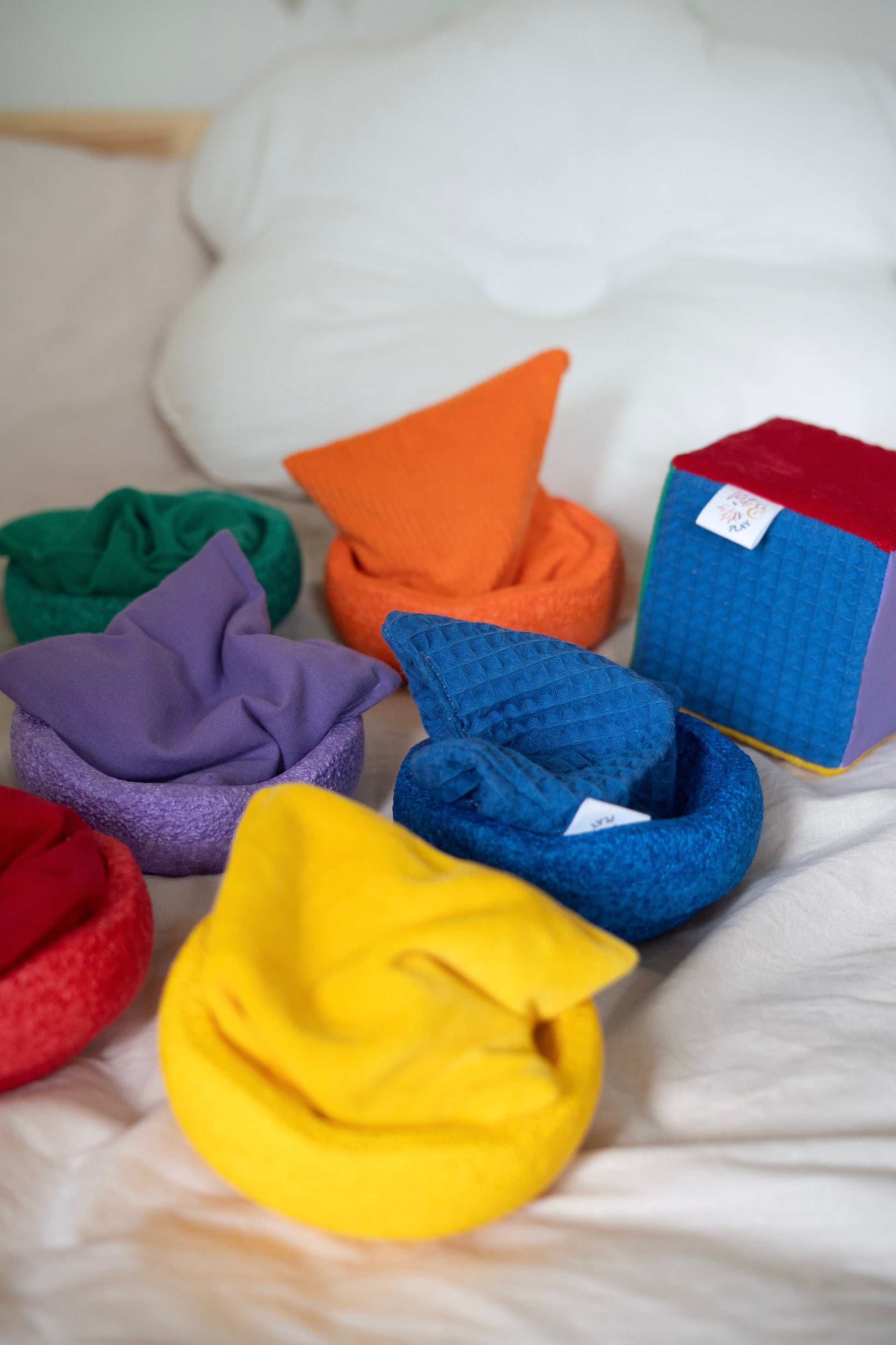 Sensorische Pittenzakjes in Regenboog kleuren. B2B - Pit and play